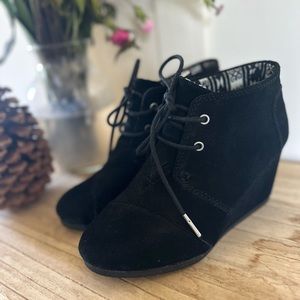 Toms women’s black wedge booties size 5